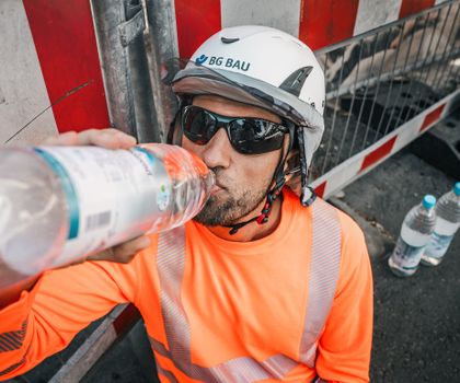 Regelmäßige Pausen im Schatten oder in einer kühleren Umgebung und eine ausreichende Flüssigkeitszufuhr sind bei großer Hitze wichtig Regelmäßige Pausen im Schatten oder in einer kühleren Umgebung und eine ausreichende Flüssigkeitszufuhr sind bei großer Hitze wichtig