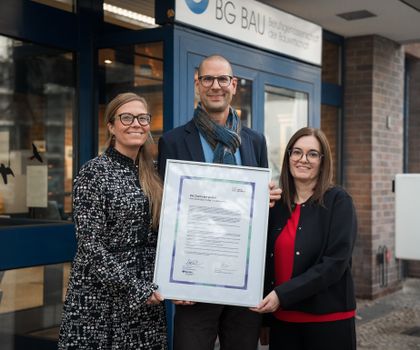 Die BG Bau mit der Beitrittsurkunde „Die Charta der Vielfalt“ Die BG Bau mit der Beitrittsurkunde „Die Charta der Vielfalt“