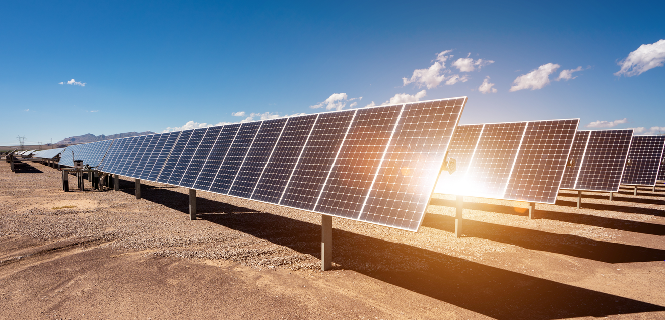 Solarenergie der Zukunft: Molekulare Anker machen Perowskit-Solarzellen wetterfest Großer Aufbau von Perowskit-Solarzellen, die auf Sandboden der Sonne zugerichtet angeordnet sind.
