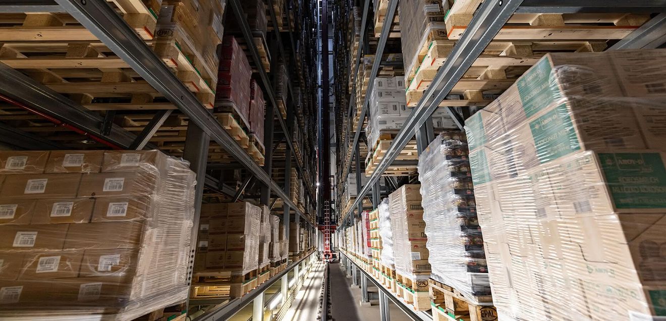 Lager- & Kommissioniertechnik: Lebensmittelgroßhändler beschleunigt interne Logistik Lager- & Kommissioniertechnik: Lebensmittelgroßhändler beschleunigt interne Logistik