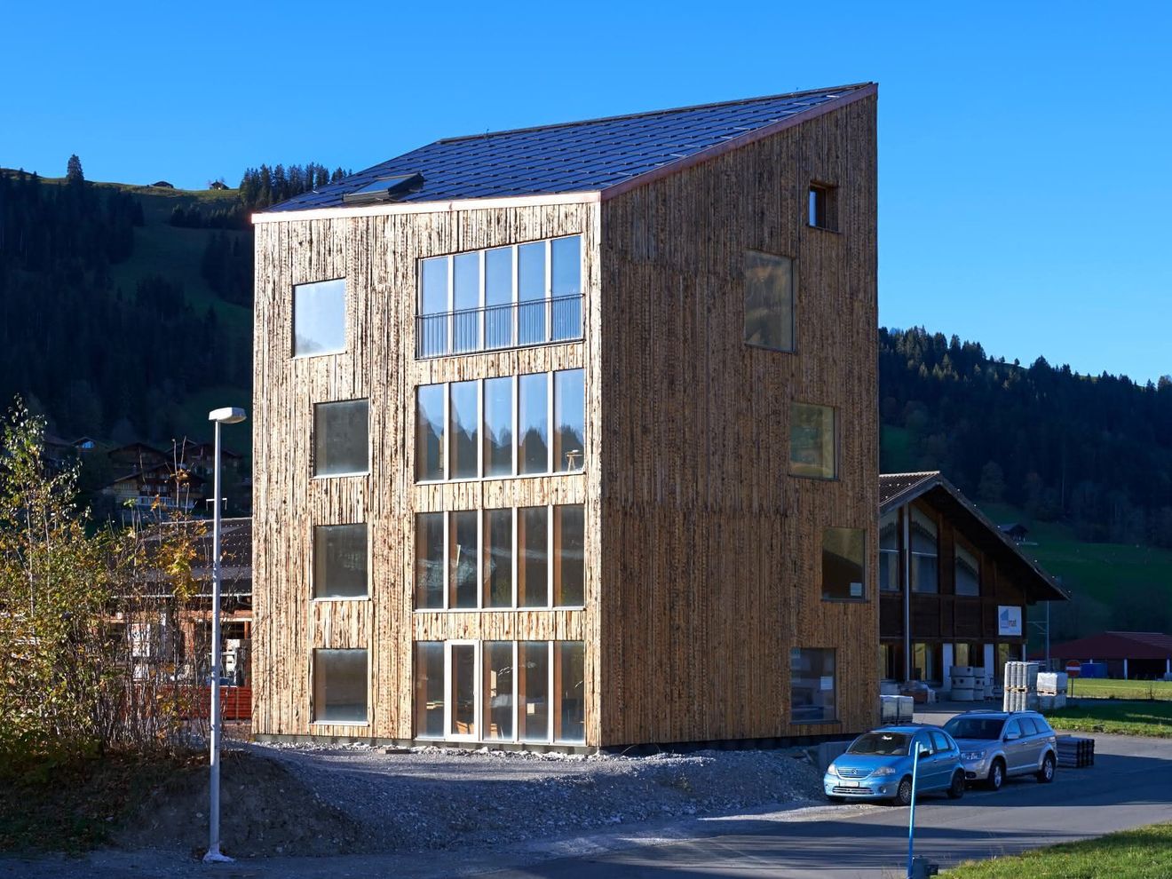 Solarpanele von Sunstyle Solarpanele von Sunstyle auf dem Dach eines modernen, mehrgeschossigen Gebäudes.
