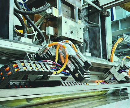 PAM-Erfolgsgeschichte: Reifenhäuser liefert 150. mechatronische Breitschlitzdüsen-Automatisierung PAM-Erfolgsgeschichte: Reifenhäuser liefert 150. mechatronische Breitschlitzdüsen-Automatisierung
