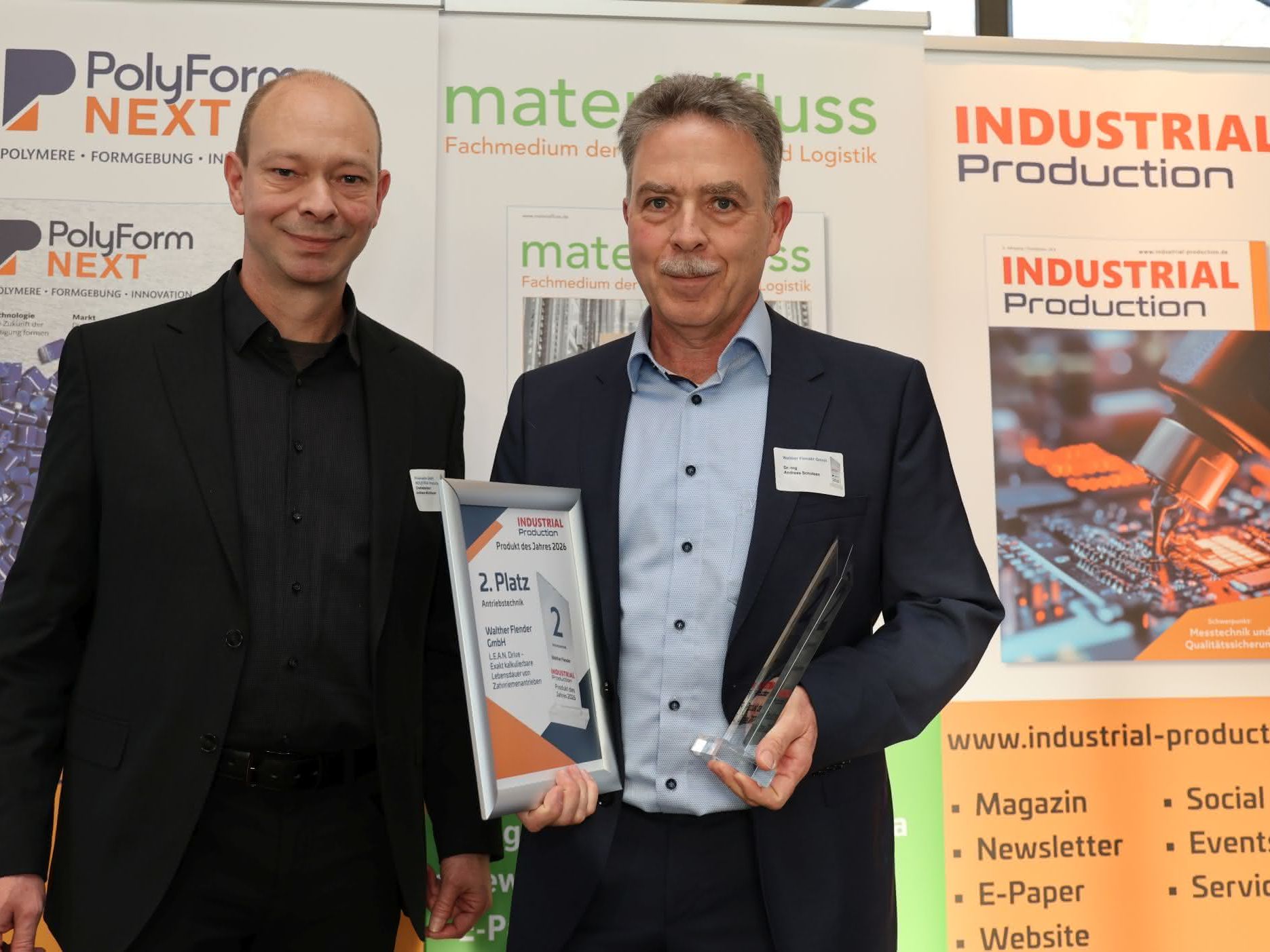 Dr. Ing. Andreas Scholzen nimmt für die Walther Flender GmbH den 2. Platz in der Kategorie Antriebstechnik entgegen. Dr. Ing. Andreas Scholzen nimmt für die Walther Flender GmbH den 2. Platz in der Kategorie Antriebstechnik entgegen.