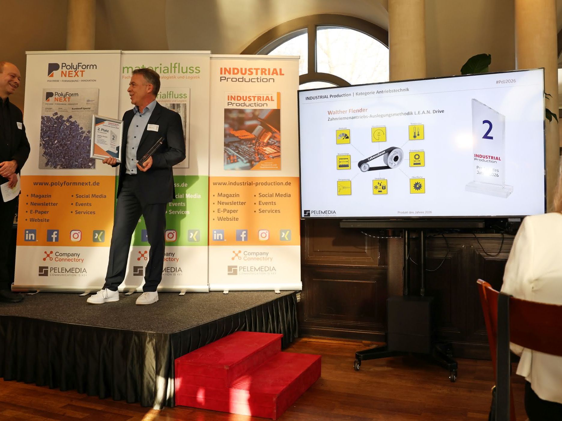 Dr. Ing. Andreas Scholzen von der Walther Flender GmbH nimmt den 2. Platz in der Kategorie Antriebstechnik entgegen Dr. Ing. Andreas Scholzen von der Walther Flender GmbH nimmt den 2. Platz in der Kategorie Antriebstechnik entgegen