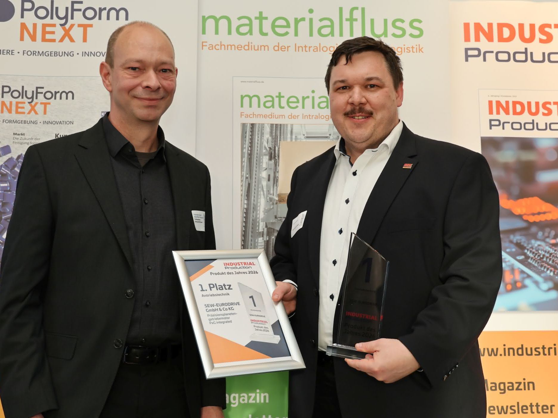 Hans-Joachim Müller nimmt für SEW Eurodrive den 1. Platz in der Kategorie Antriebstechnik entgegen.