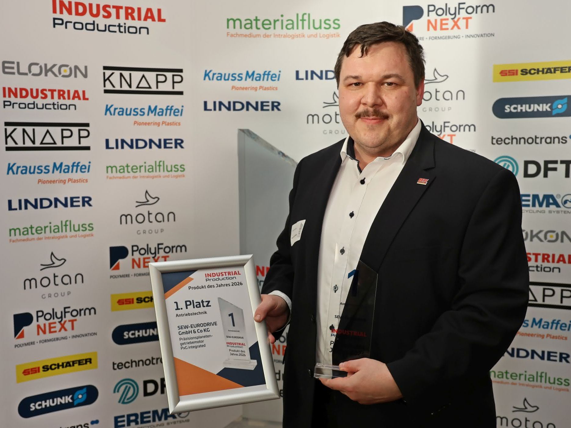 Hans-Joachim Müller nimmt für SEW Eurodrive den 1. Platz in der Kategorie Antriebstechnik entgegen.
