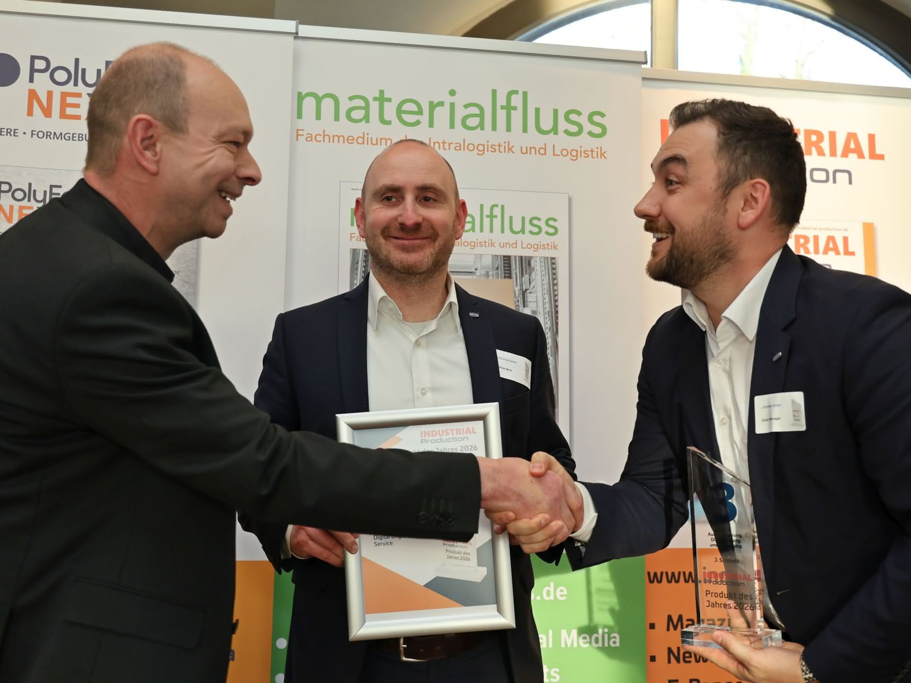 Kategorie Automatisierung, Digitalisierung und Vernetzung: t(von rechts nach links) Daniel Wennagel Leiter Branchenmanagement, J.Schmalz GmbH, Adrian Benz, Leitung Digital Sales und Onlinemarketing, J.Schmalz GmbH, Achim Brennecke, CEO Phoenix Contact, Dr. Volker Nilles, Arburg GmbH & Co.KG nehmen den Pokal für den 3. Platz entgegen. Kategorie Automatisierung, Digitalisierung und Vernetzung: t(von rechts nach links) Daniel Wennagel Leiter Branchenmanagement, J.Schmalz GmbH, Adrian Benz, Leitung Digital Sales und Onlinemarketing, J.Schmalz GmbH, Achim Brennecke, CEO Phoenix Contact, Dr. Volker Nilles, Arburg GmbH & Co.KG nehmen den Pokal für den 3. Platz entgegen.