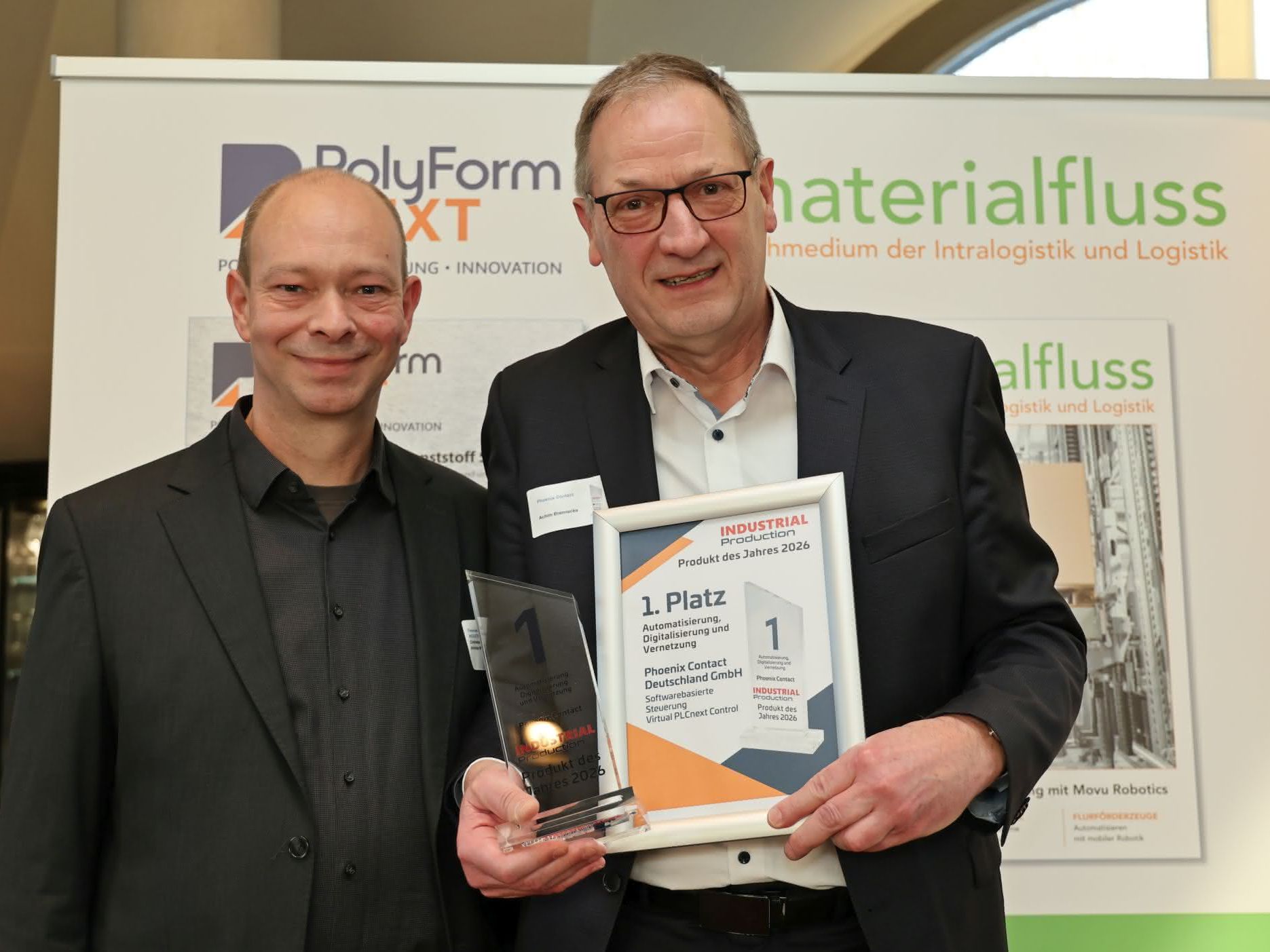 Herrn Achim Brennecke, CEO von Phoenix Contact, nimmt den 1. Platz in der Kategorie Automatisierung, Digitalisierung und Vernetzung entgegen.