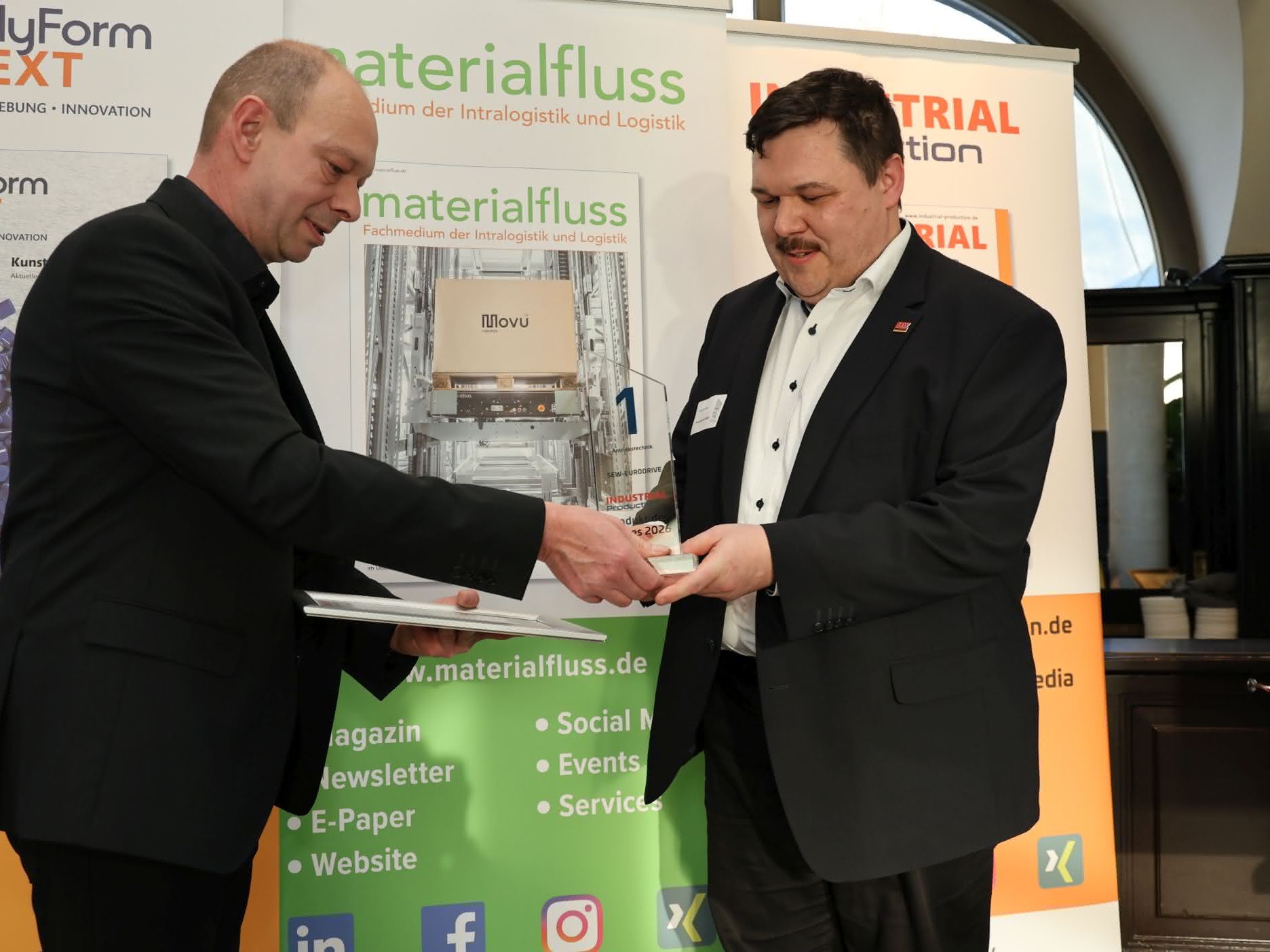 Hans-Joachim Müller nimmt für SEW Eurodrive den 1. Platz in der Kategorie Antriebstechnik entgegen.