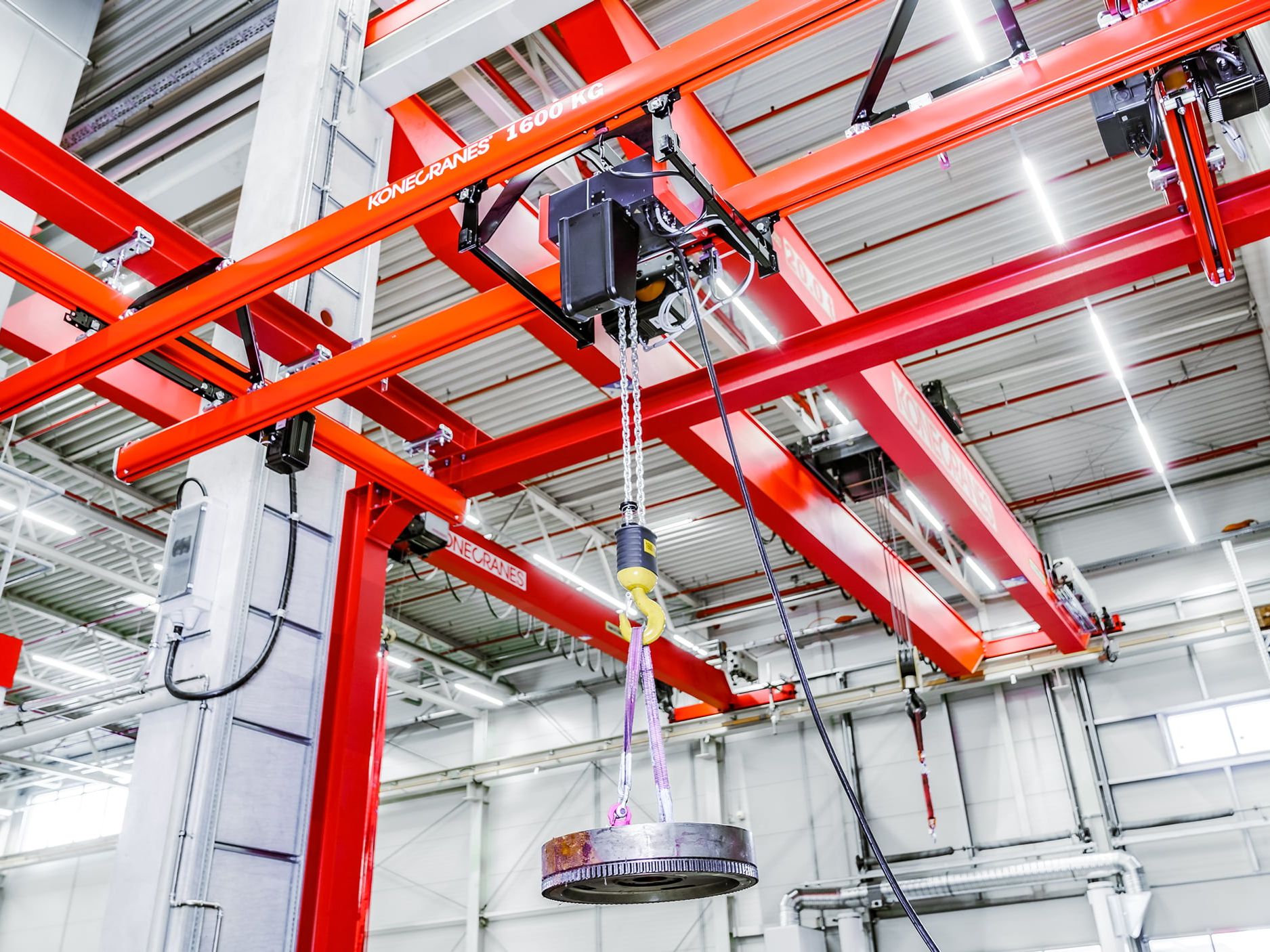 Modulare Kranlösung: Durchgängiger Materialfluss trotz baulicher Einschränkungen Modulare Kranlösung: Durchgängiger Materialfluss trotz baulicher Einschränkungen