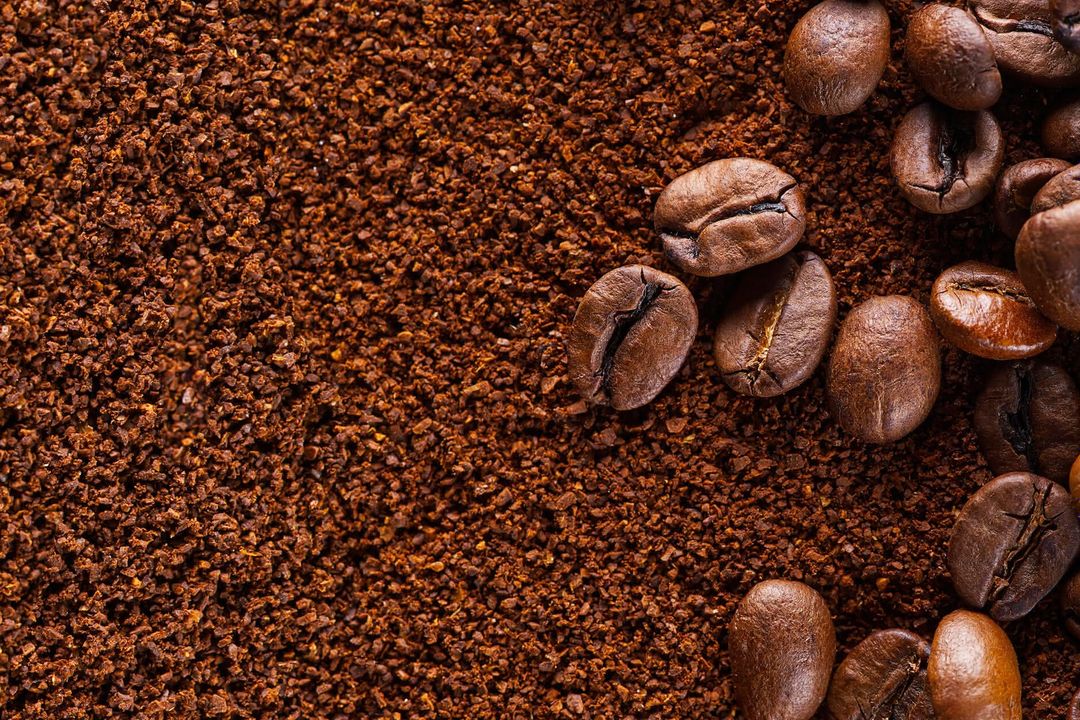 Kaffeepulver und Kaffeebohnen Kaffeepulver und Kaffeebohnen