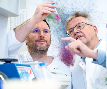 Prof. Simm (rechts im Bild) und Dr. Winterhalter im Labor Prof. Simm (rechts im Bild) und Dr. Winterhalter im Labor