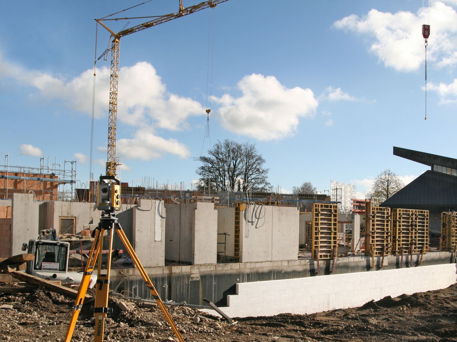 Im Projekt Vinzenz Areal hat man sich für eine Aufdeckendämmung entschieden. Entstehende Wärmebrücken im Anschlussbereich zu den Wänden im Erdgeschoss wurden mit Sconnex Typ W thermisch getrennt.