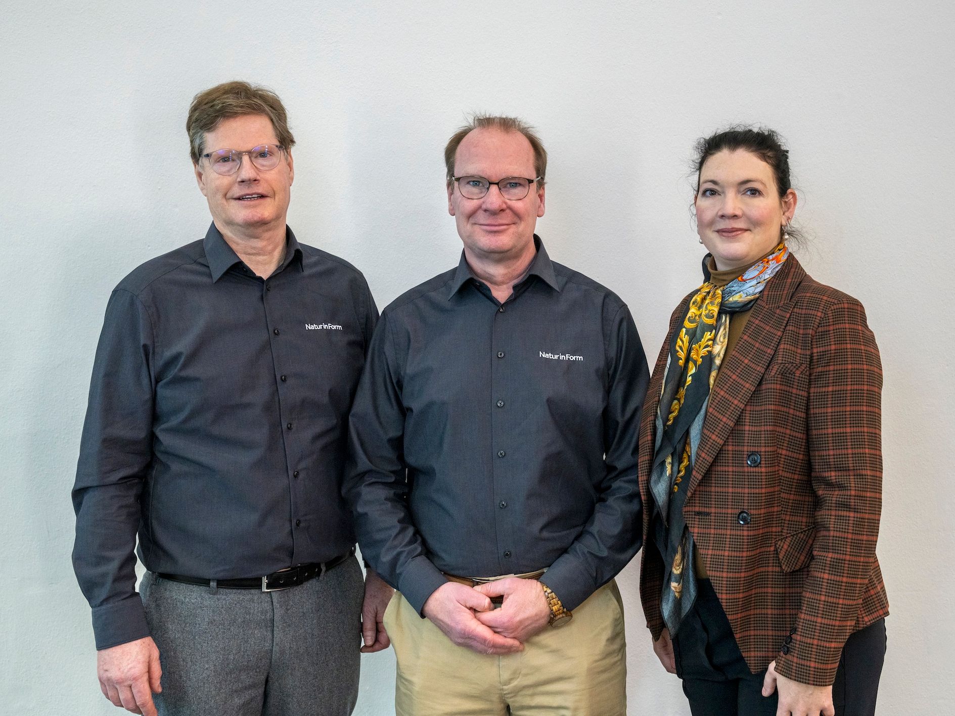 Die beiden Geschäftsführer Pia Hobeck (r.) und Horst Walther (l.) begrüßen Edward Robinson bei Naturinform. Die beiden Geschäftsführer Pia Hobeck (r.) und Horst Walther (l.) begrüßen Edward Robinson bei Naturinform.