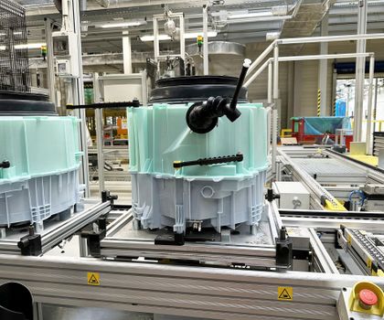 Großmaschinen mit Automatisierungspaket: Neue Spritzgießproduktion bei Bosch Siemens Hausgeräte Großmaschinen mit Automatisierungspaket: Neue Spritzgießproduktion bei Bosch Siemens Hausgeräte
