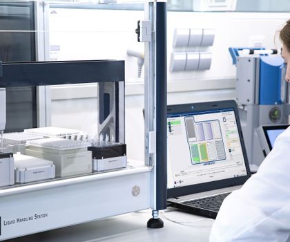 Mitarbeiterin im Labor
