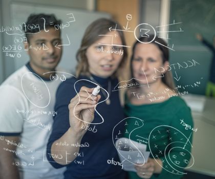 Rekord an der Hochschule Mittweida: 20,7 Mio. Euro aus Drittmitteln für angewandte Forschung 2025 Beispielgebend für anwendungsnahe Forschung: Mittweidaer Mathematiker entwickeln interpretierbare, nachvollziehbare KI-Werkzeuge.