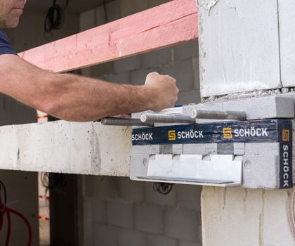 Schöck Ein Arbeiter bringt Isolinks an.