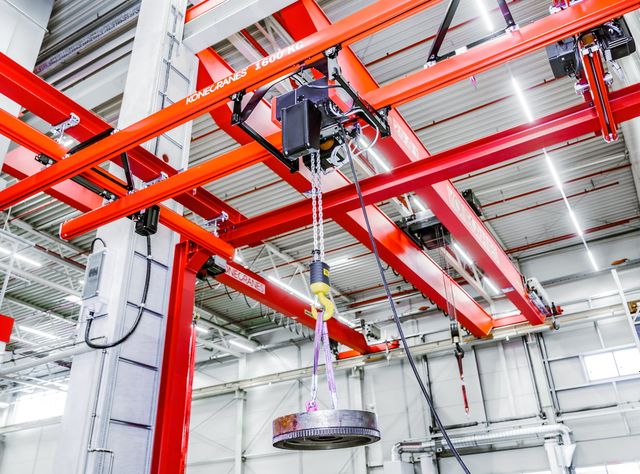 Modulare Kranlösung: Durchgängiger Materialfluss trotz baulicher Einschränkungen Modulare Kranlösung: Durchgängiger Materialfluss trotz baulicher Einschränkungen
