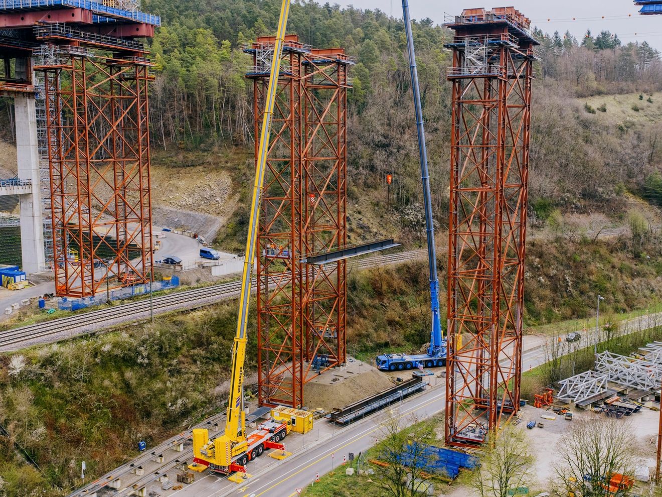Tandemhub an der Neckartalbrücke: Tadano AC 7.450-1 meistert anspruchsvollen Ersteinsatz Tandemhub an der Neckartalbrücke: Tadano AC 7.450-1 meistert anspruchsvollen Ersteinsatz