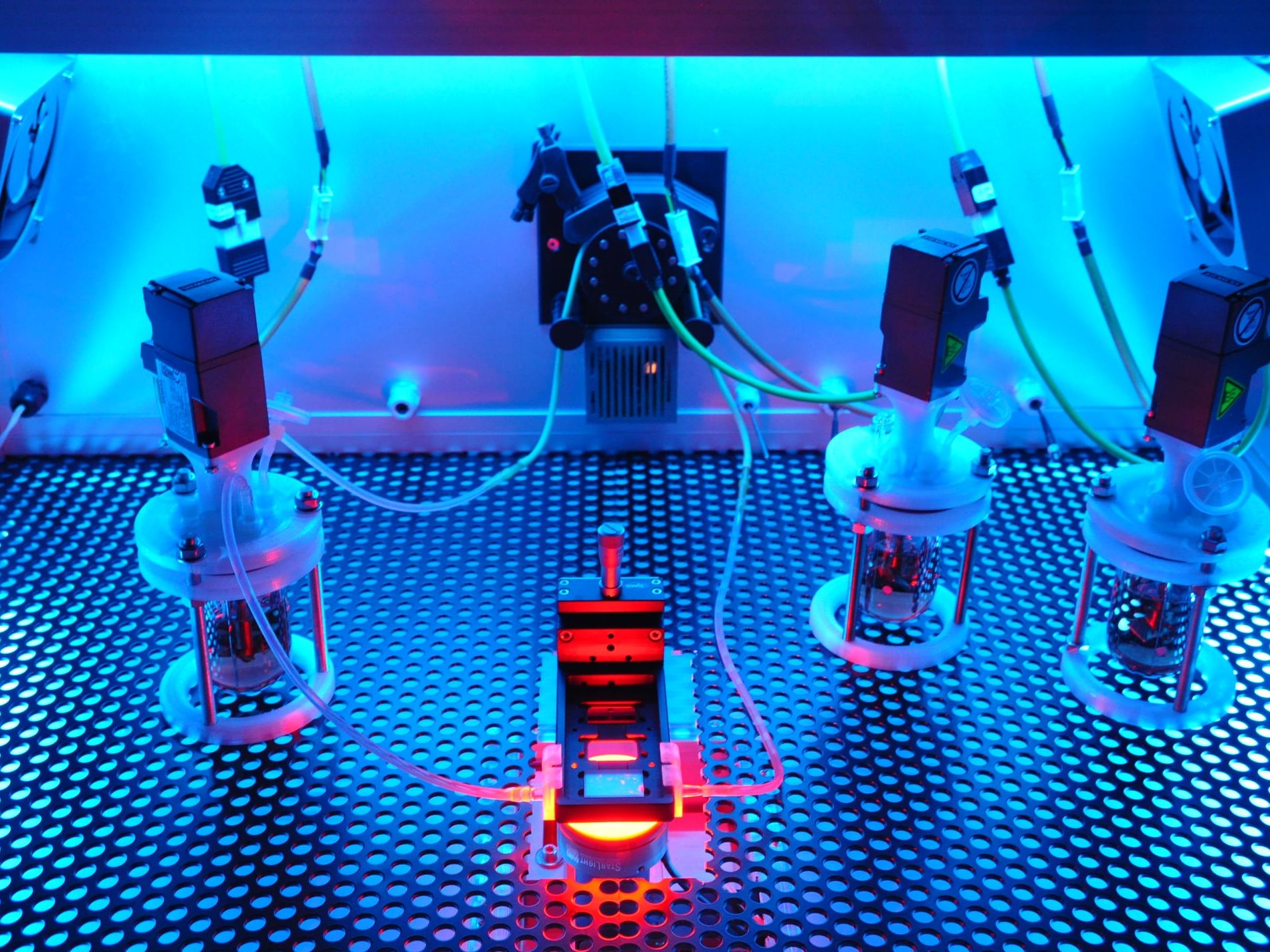 Fluidkreislauf transportiert alle Flüssigkeiten zu den Bioreaktoren und zu dem mittig angeordnetem Mikroskop