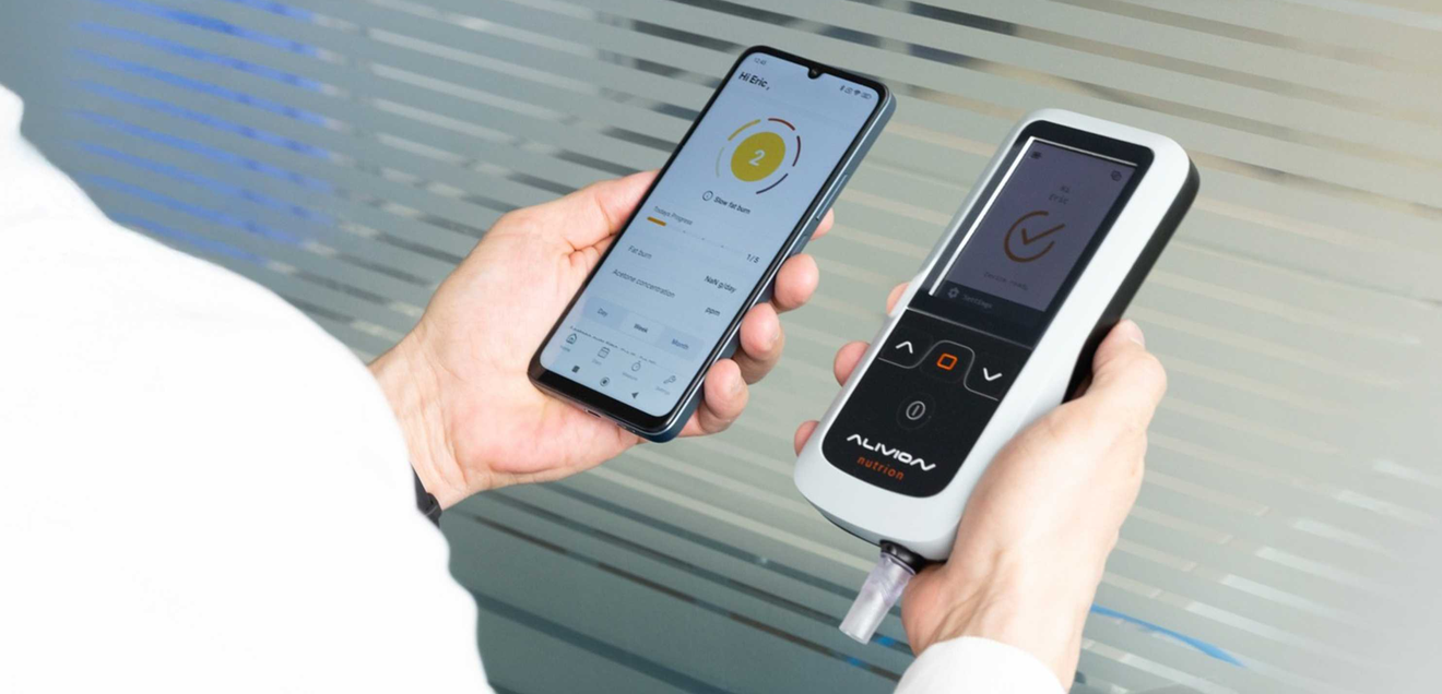 Der Atem-Aceton-Analysator Nutrion wird über eine Smartphone-App bedient und ermöglicht die selbstständige Messung von Atemaceton als Biomarker des Fettstoffwechsels.