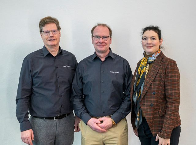 Die beiden Geschäftsführer Pia Hobeck (r.) und Horst Walther (l.) begrüßen Edward Robinson bei Naturinform. Die beiden Geschäftsführer Pia Hobeck (r.) und Horst Walther (l.) begrüßen Edward Robinson bei Naturinform.