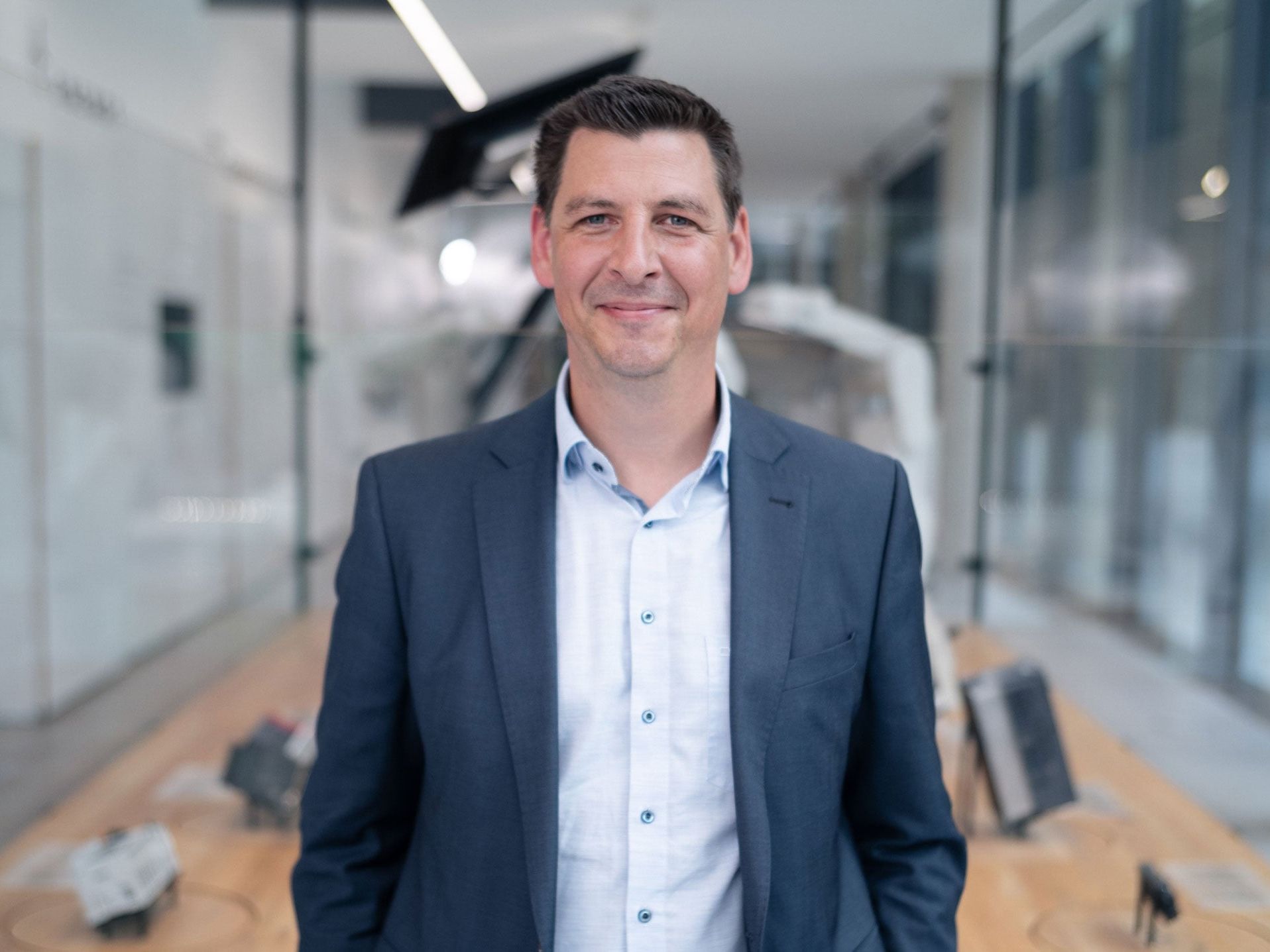 Stefan Knauf: »In unseren eigenen Werken ist es uns durch die Visualisierung unserer Arbeitsabläufe und die Einführung von Hilfsmitteln direkt am Montagearbeitsplatz gelungen, die Produktionseffizienz um 30 % zu steigern.« Stefan Knauf: »In unseren eigenen Werken ist es uns durch die Visualisierung unserer Arbeitsabläufe und die Einführung von Hilfsmitteln direkt am Montagearbeitsplatz gelungen, die Produktionseffizienz um 30 % zu steigern.«