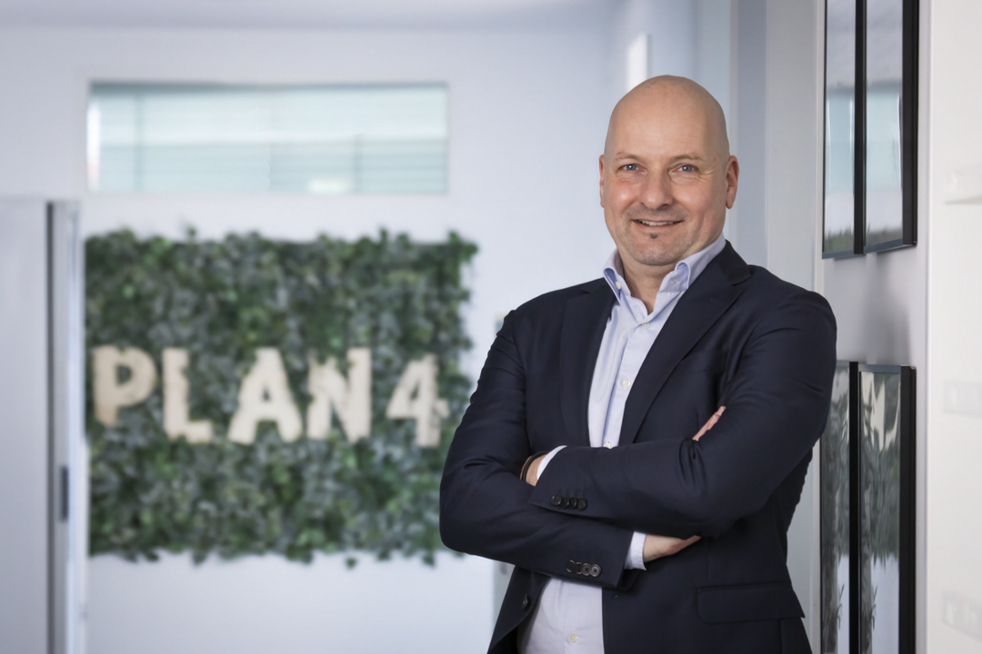 Dr. Hendrik Seibel ist einer der beiden Co-Founder und Geschäftsführer der in Freiburg ansässigen PLAN4 Software. Dr. Hendrik Seibel ist einer der beiden Co-Founder und Geschäftsführer der PLAN4 Software lächelt in die Kamera.