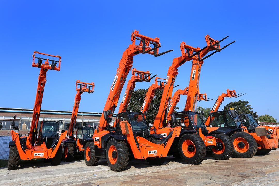 Boels Rental und Cramo starten digitalen Marktplatz Teleskolader von Boels mit der typischen orangen Lackierung auf einem Werksgelände