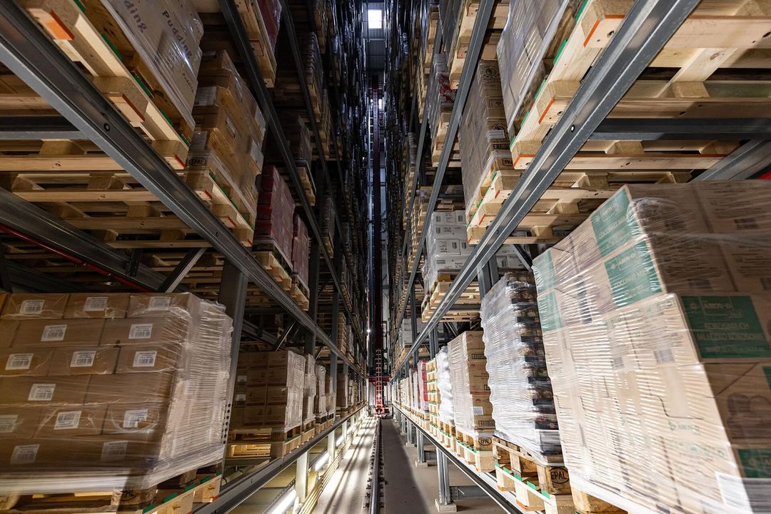Lager- & Kommissioniertechnik: Lebensmittelgroßhändler beschleunigt interne Logistik Lager- & Kommissioniertechnik: Lebensmittelgroßhändler beschleunigt interne Logistik