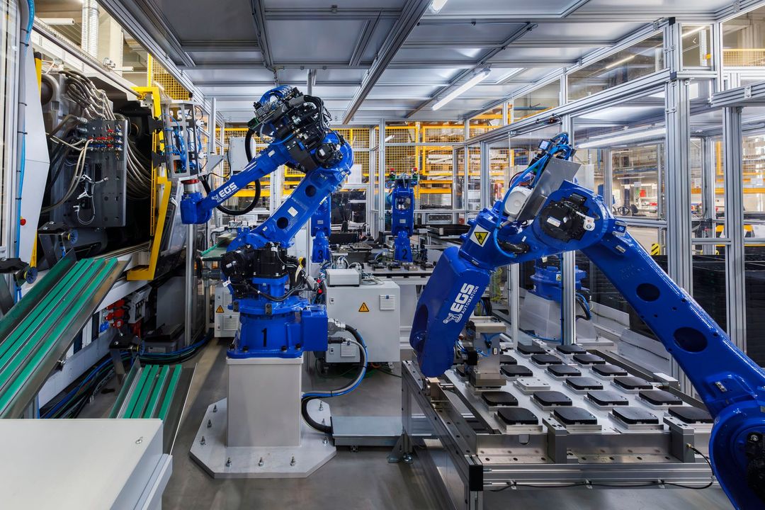 Hochautomatisiertes Spritzgießen: Sechsachsroboter automatisieren die komplette Handhabung