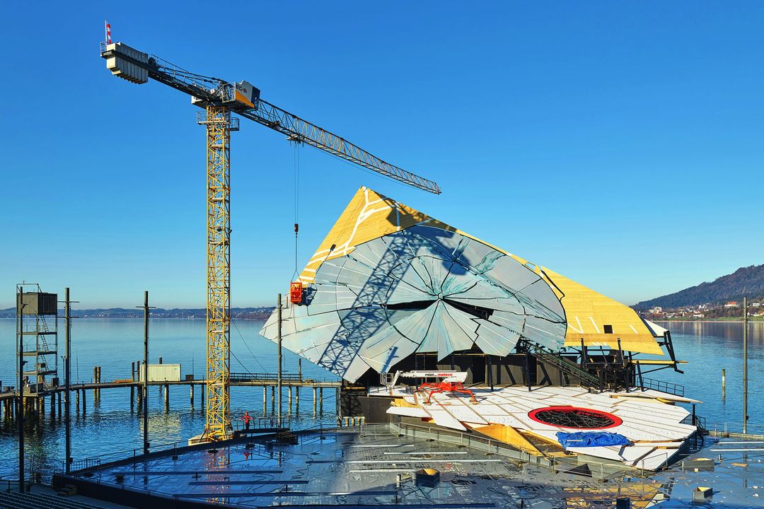 Liebherr 150 EC-B Flat-Top-Kran baut Bühnenbild für „La traviata" auf