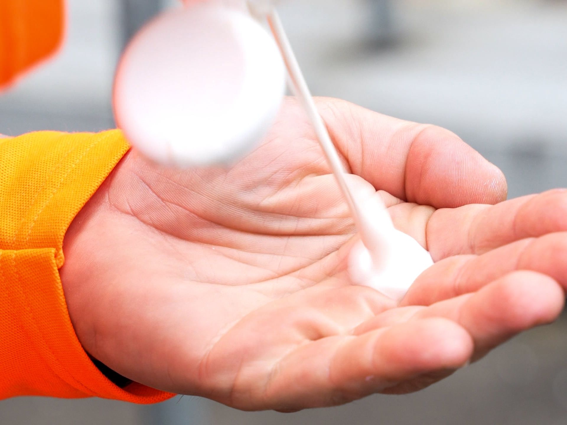 Auftragen von Sonnencreme Auftragen von Sonnencreme