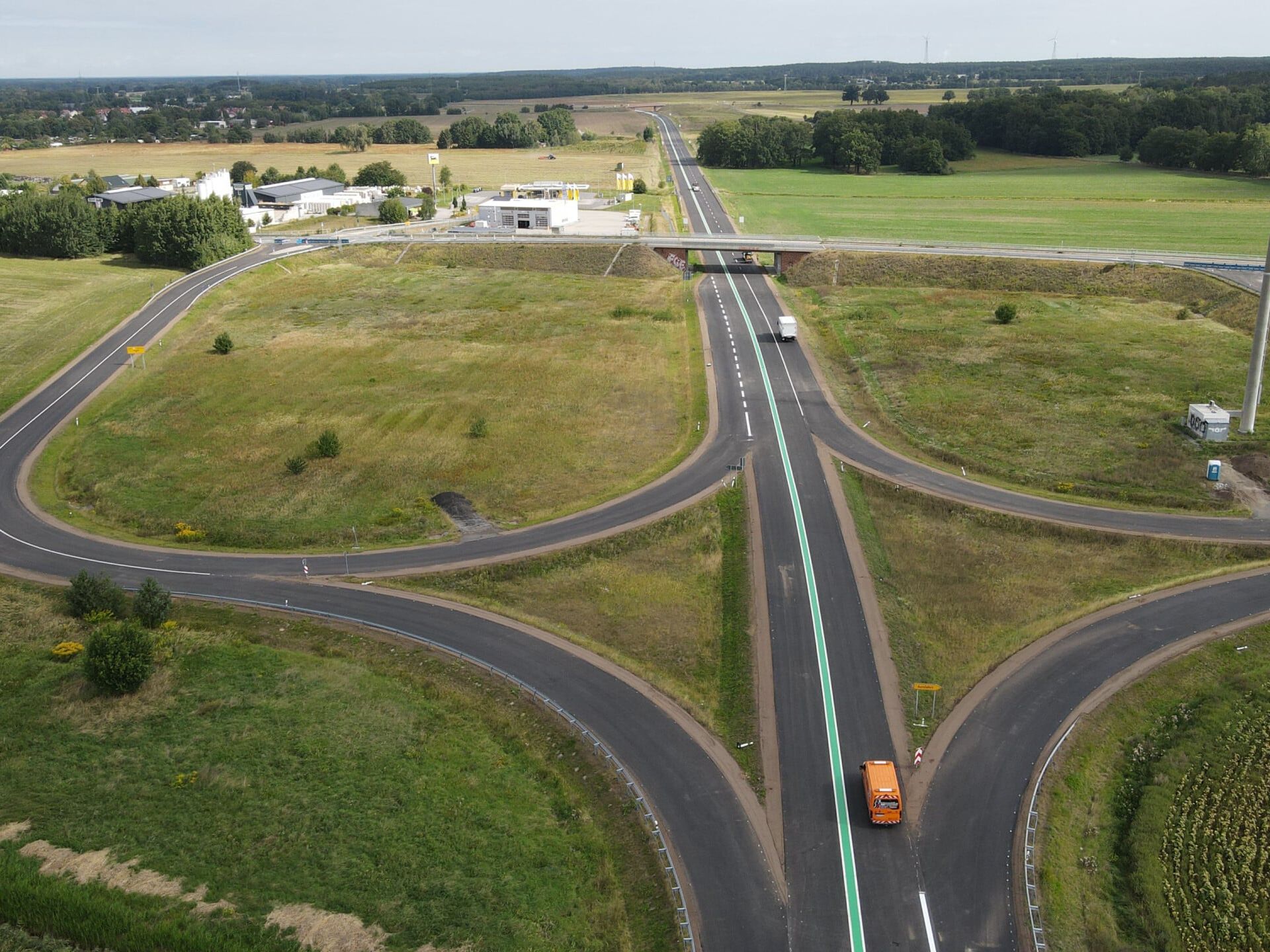 Pionier in Sachen Verkehrssicherheit. Als erste Bundesstraße in Deutschland erhielt die B169 in Südbrandenburg 2009 einen grünen Mittelstreifen zur Fahrbahntrennung.