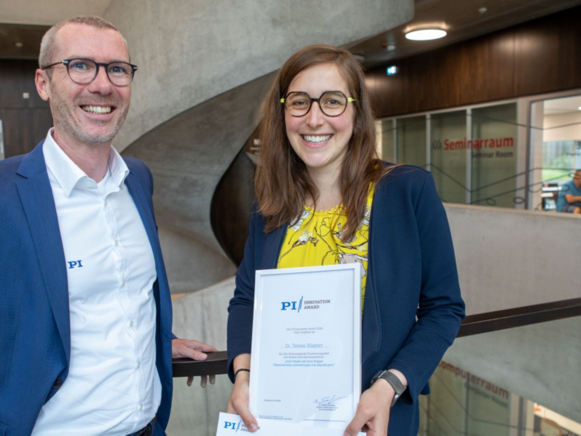 Dr. Steffen Schreiber, Director Global Innovation und Scouting bei PI, überreicht den Preis an Dr. Teresa Wagner. Dr. Steffen Schreiber überreicht Preis an Dr. Teresa Wagner