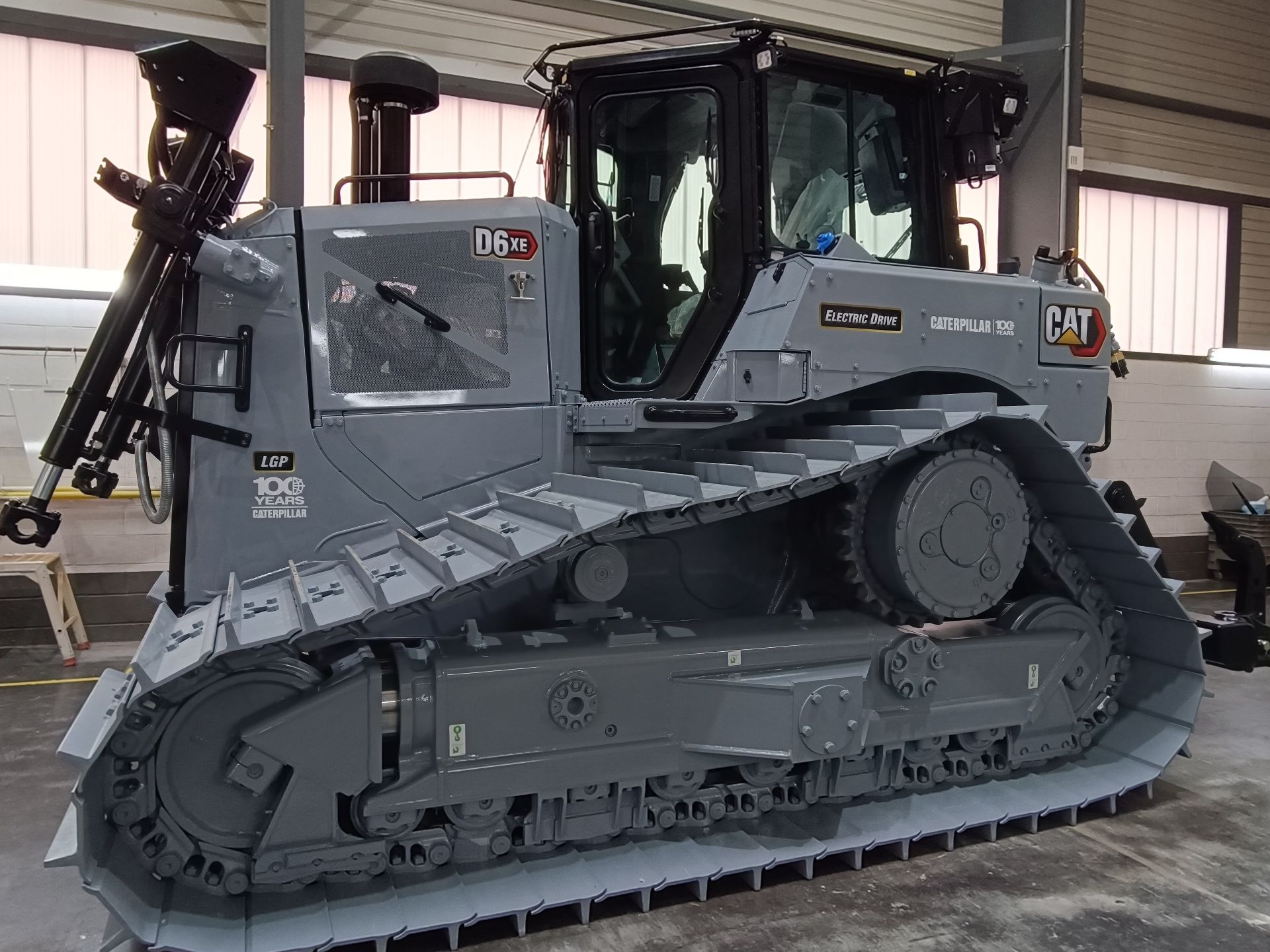 Dozer in „Centennial Grey“ zum 100-jährigen Jubiläum
