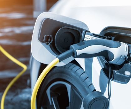 Komplexe Deckel ohne Verzug: Neuer Hochleistungskunststoff für Elektromobilität Komplexe Deckel ohne Verzug: Neuer Hochleistungskunststoff für Elektromobilität