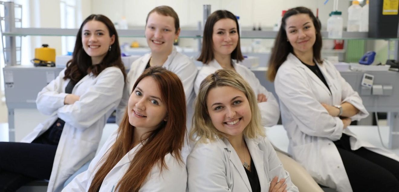 Das Projektteam - Studierende der FH Salzburg im Ausbildungslabor Studierende der FH Salzburg im Ausbildungslabor