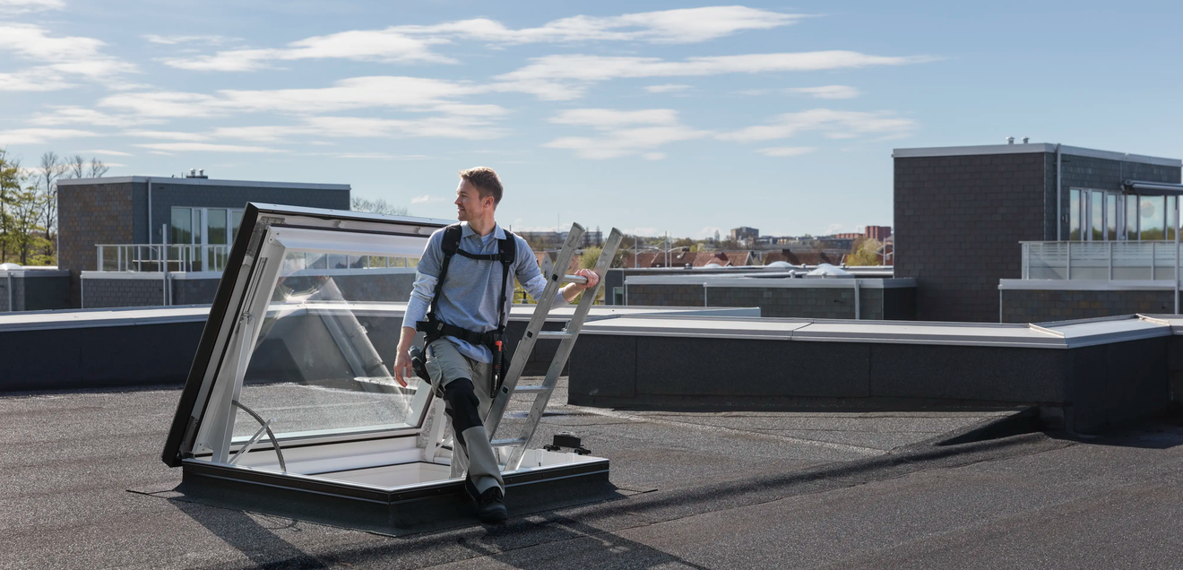 Neues VELUX Flachdach-Fenster CXU für sicheren Ausstieg & Rauchabzug in Treppenhäusern Neues VELUX Flachdach-Fenster CXU für sicheren Ausstieg & Rauchabzug in Treppenhäusern