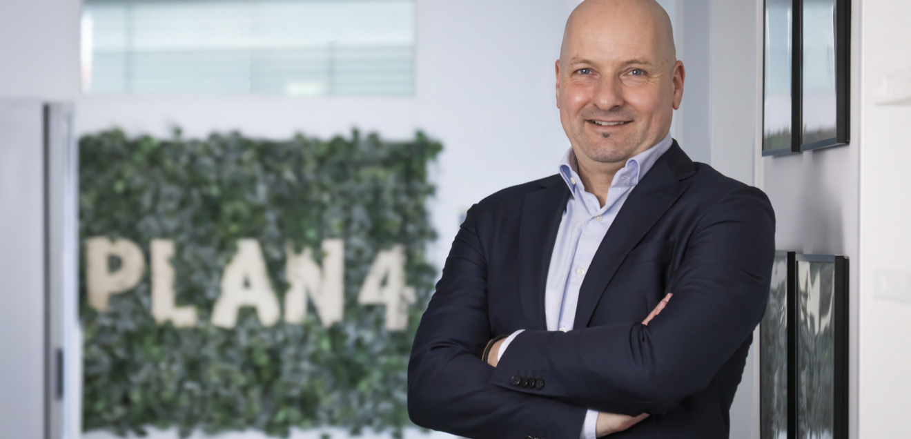 Dr. Hendrik Seibel ist einer der beiden Co-Founder und Geschäftsführer der PLAN4 Software lächelt in die Kamera.
