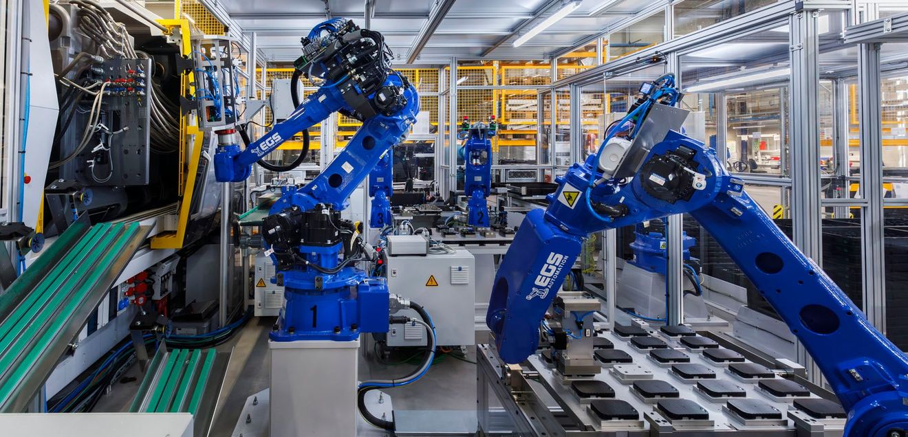 Hochautomatisiertes Spritzgießen: Sechsachsroboter automatisieren die komplette Handhabung