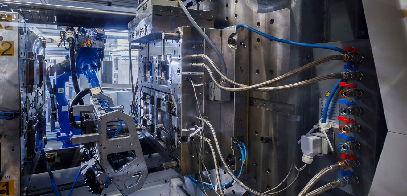 Hochautomatisiertes Spritzgießen: Sechsachsroboter automatisieren die komplette Handhabung