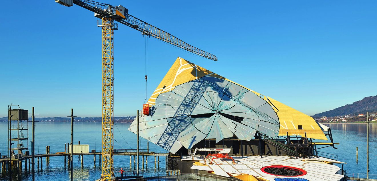 Liebherr 150 EC-B Flat-Top-Kran baut Bühnenbild für „La traviata" auf Liebherr 150 EC-B Flat-Top-Kran baut Bühnenbild für „La traviata" auf
