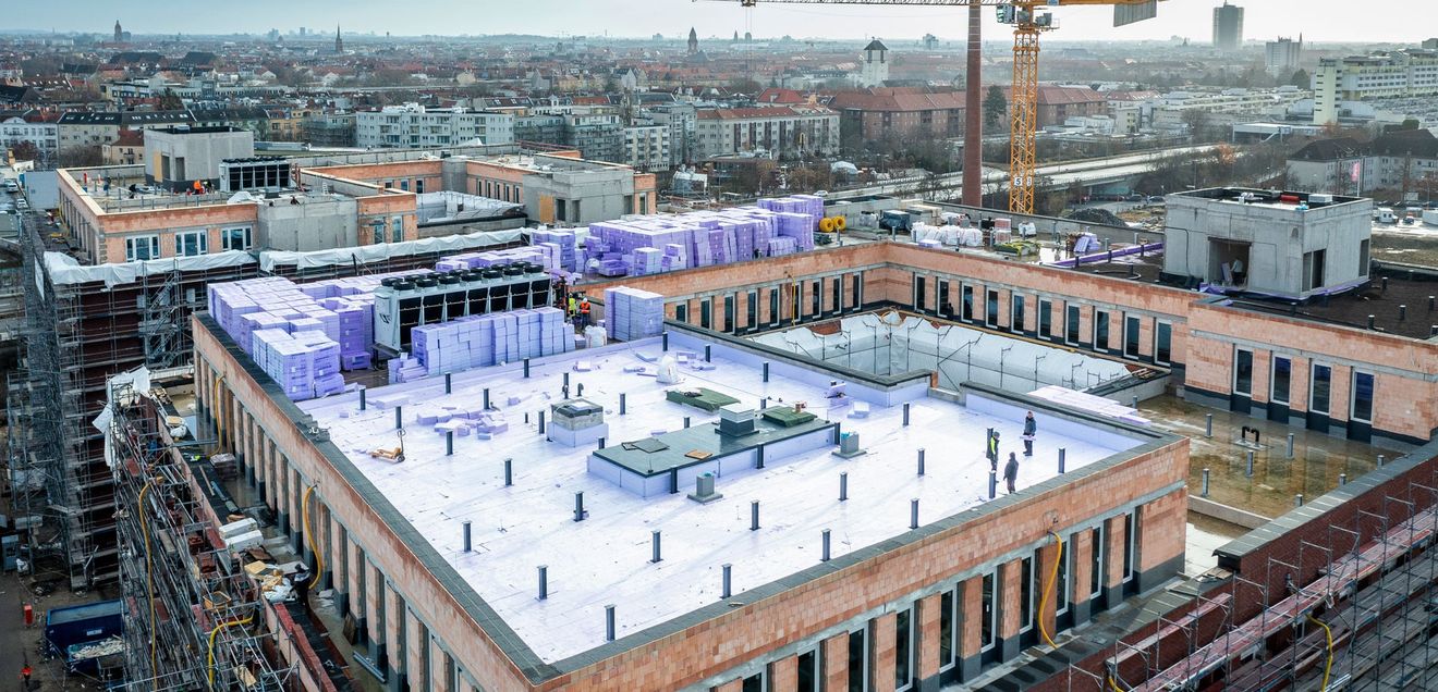 Die Verlegung der Wärmedämmung auf Baufeld 7 ist hier bereits weit vorangeschritten. Die Dachflächen bilden die konstruktive Grundlage für die spätere landwirtschaftliche Nutzung. Die Verlegung der Wärmedämmung auf Baufeld 7 ist hier bereits weit vorangeschritten. Die Dachflächen bilden die konstruktive Grundlage für die spätere landwirtschaftliche Nutzung.