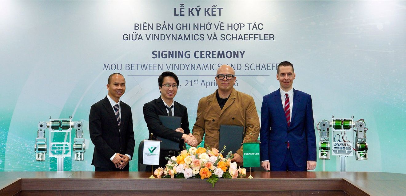 Maximilian Fiedler, Regional CEO Asien/Pazifik von Schaeffler, Prof. Boon Siew Han, Regional Head Asien/Pazifik of Humanoid Robotics von Schaeffler, Le Minh, Director of Hardware bei VinDynamics und Nguyen Quang Vinh, Chief Technology Officer bei VinDynamics besiegelten die Partnerschaft. (von rechts)