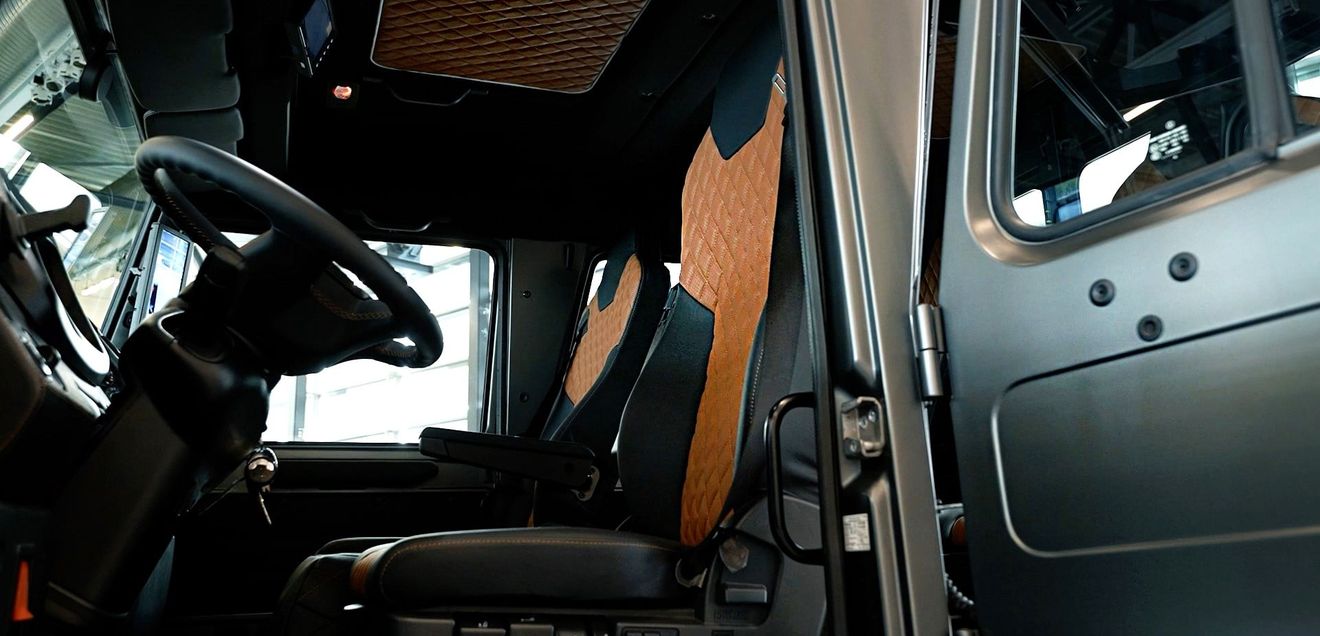 Innenraum Unimog Blick auf die exklusiven Ledersitze