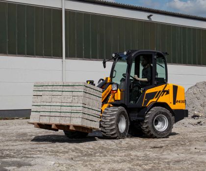 Schäffer 2430-2: Neuer Kompakt-Radlader für den GaLaBau Ein neuer Schäffer Kompakt-Radlader 2430-2 transportiert Pflasterplatten