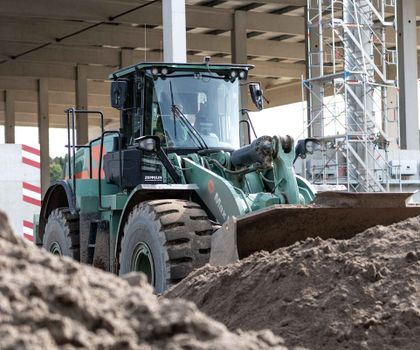 Max Wild und Schwenk Zement bauen neue Bodenwaschanlage Ein Radlader trennt das Waschgut in der Anlage