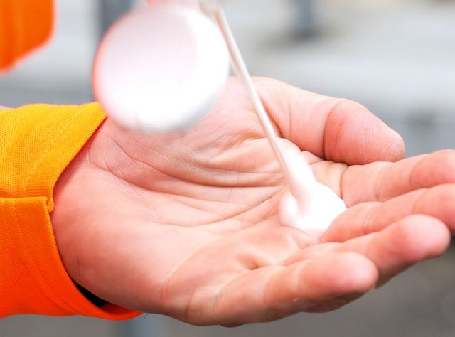 Auftragen von Sonnencreme Auftragen von Sonnencreme